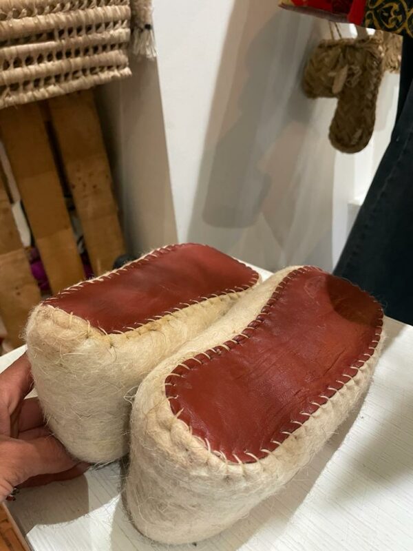 Photo d'une paire de chausson en laine feutrée.