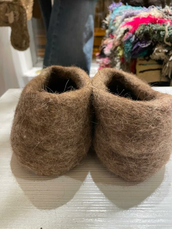 Photo d'une paire de chausson en laine feutrée.