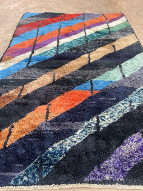 Photo d'un tapis Mrirt couleurs.