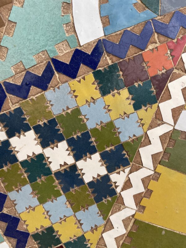Image d'une table en zellige multicolores bleu.