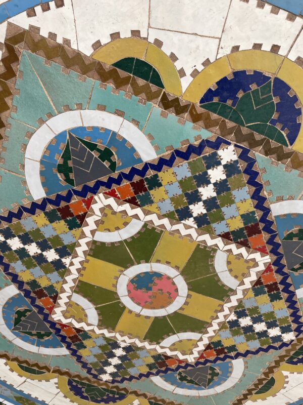 Image d'une table en zellige multicolores bleu.