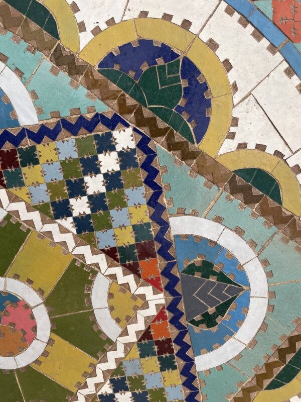 Image d'une table en zellige multicolores bleu.