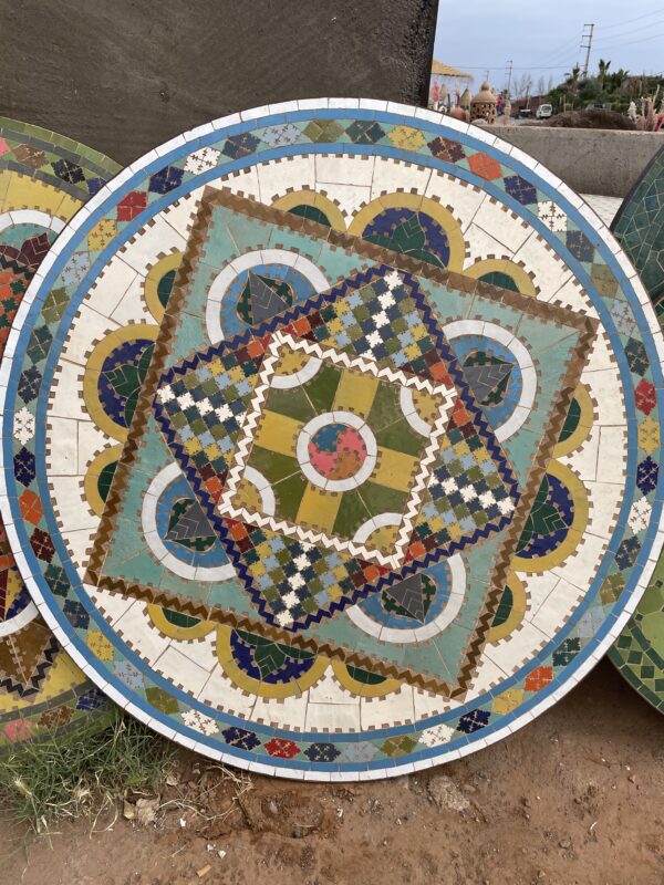 Image d'une table en zellige multicolores bleu.