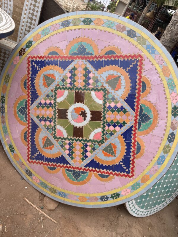 Image d'une table en faïence rose.