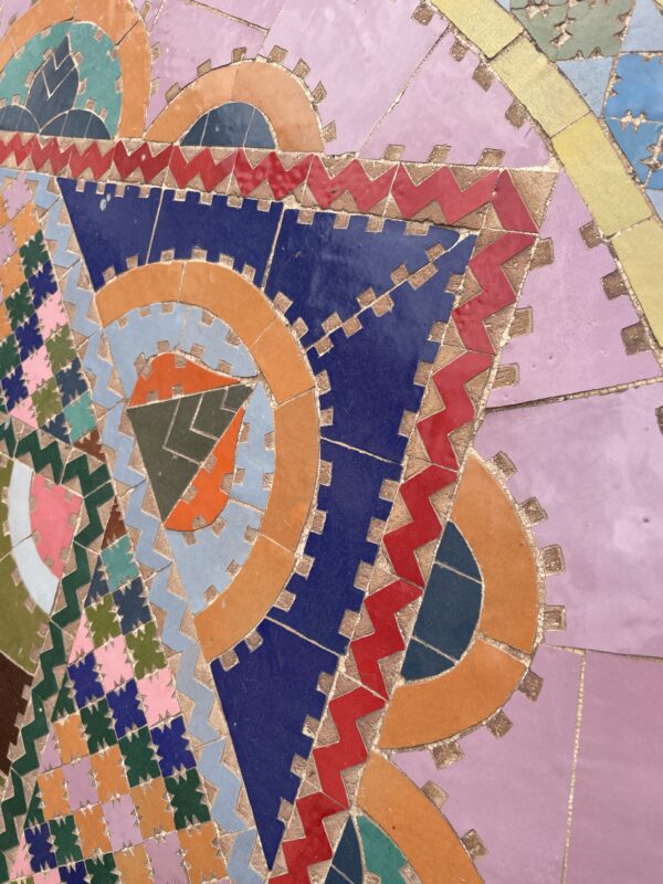 Image d'une table en faïence rose.