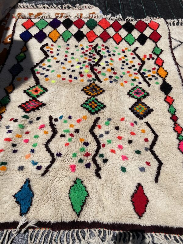 Photo d'un tapis Azilal multicolores.