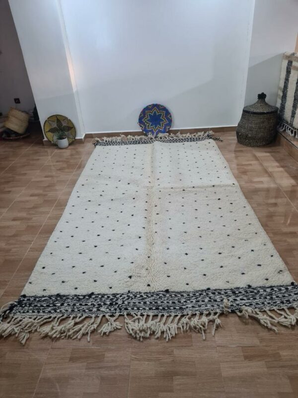 Photo d'un tapis Beni-Ouarain à pois.