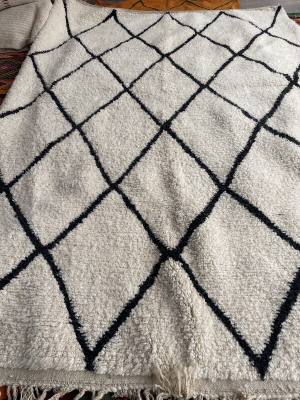 Tapis Beni-Ouarain blanc losanges noirs. 2m x 3m.