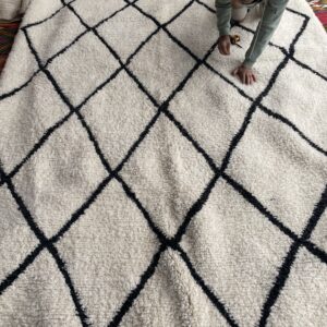 Tapis Beni-Ouarain blanc losanges noirs. 2m x 3m.