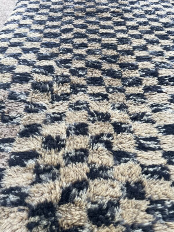 Zoum sur un tapis Mrirt couloir damier, tissé à la main avec des motifs géométriques.