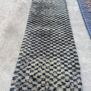 Vue complète du tapis Mrirt couloir damier, tissé à la main avec des motifs géométriques.
