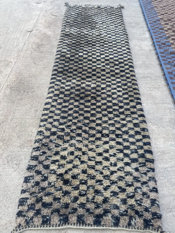 Vue complète du tapis Mrirt couloir damier, tissé à la main avec des motifs géométriques.