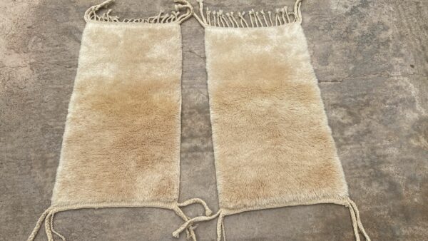 Tapis Mrirt beige éclat soleil déposé au sol chez les artisans.