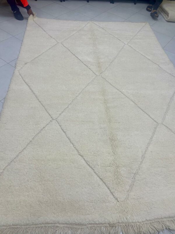 Tapis Beniouarain blanc losanges dans la trame.