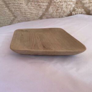 Photo d'un plateau, planche apéro en bois d'eucalyptus forme rectangle.