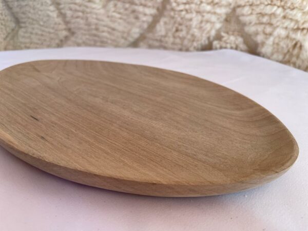 Photo d'un plateau apéro ovale en bois.