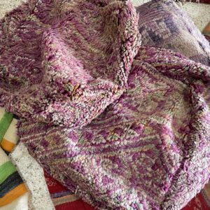 Pouf en laine recyclé avec des tapis amazigh (bèrbère)