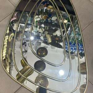 Miroir en laiton doré, forme destructurée.