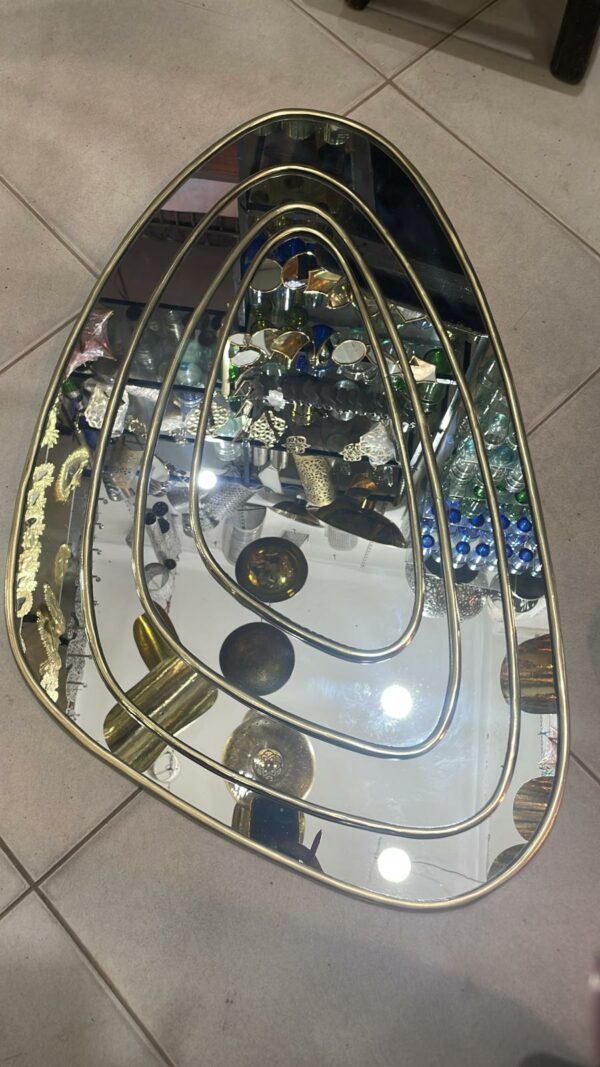 Miroir en laiton doré, forme destructurée.