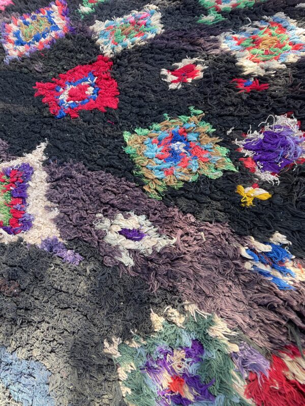 Tapis Boucherouite fond noir.