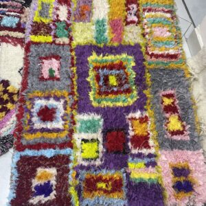 Photo d'un tapis boucherouite couleur parme.