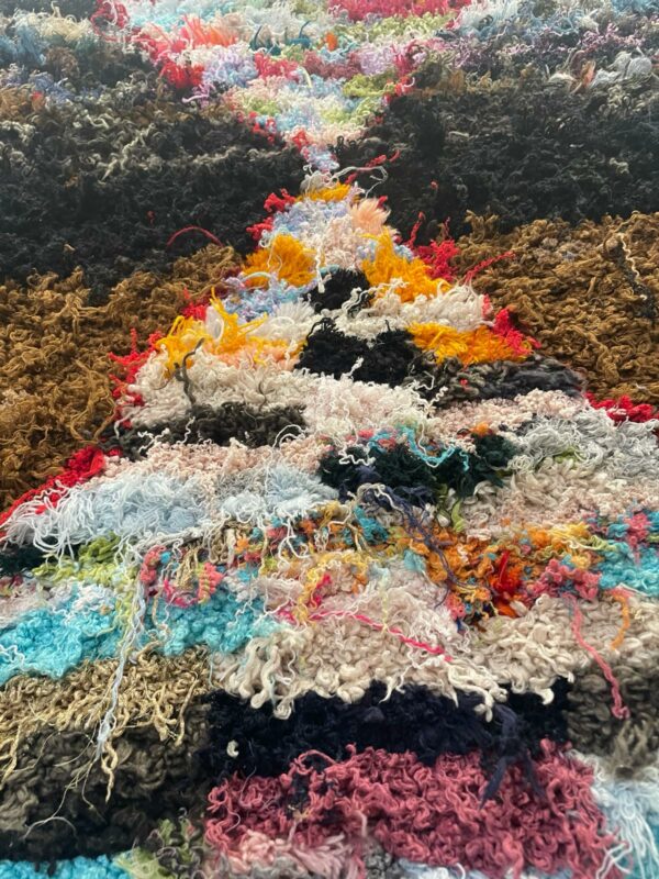 Photo d'un tapis boucherouite multicolore.