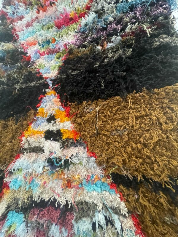 Photo d'un tapis boucherouite multicolore.
