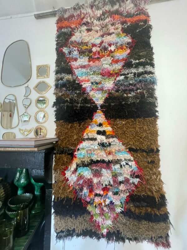 Photo d'un tapis boucherouite multicolore.