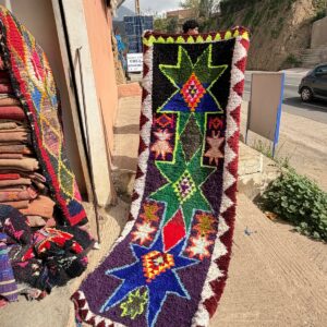 Tapis boucherouite motifs tribaux.