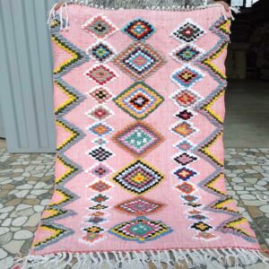 Photo d'un tapis boucherouite en coton fond rose.