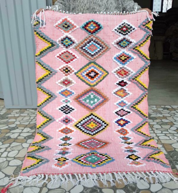 Photo d'un tapis boucherouite en coton fond rose.
