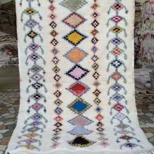 Photo d'un tapis boucherouite en coton couleur pâle.