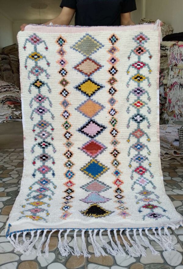 Photo d'un tapis boucherouite en coton couleur pâle.