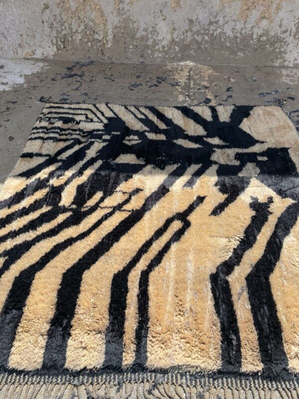 Tapis Mrirt "graphiques" et spontané, chef d'oeuvre du savoir faire des artisans marocain.