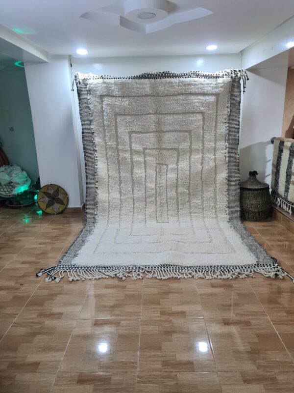 Photo d'un tapis Beni-Ouarain bordure large.