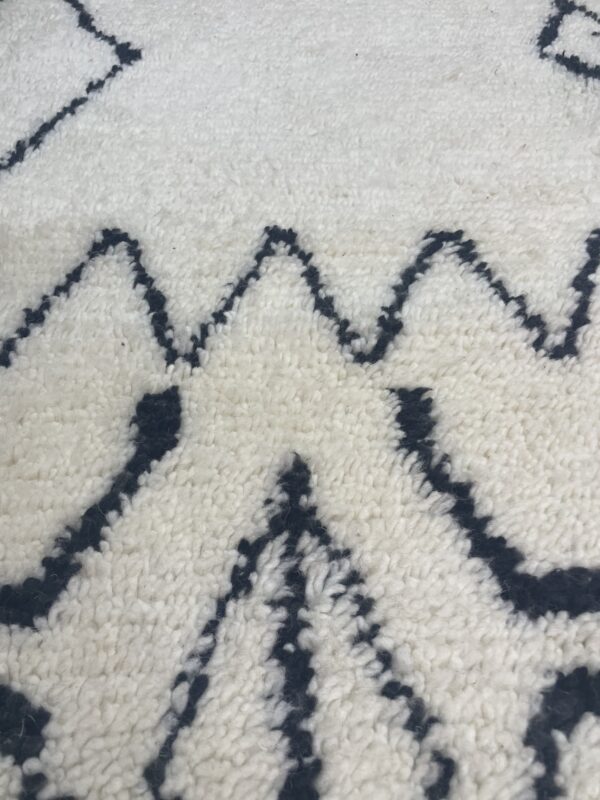 Tapis Beniouarain blanc motifs berbères noir.
