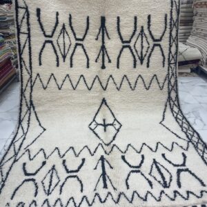 Tapis Beniouarain blanc motifs berbères noir.