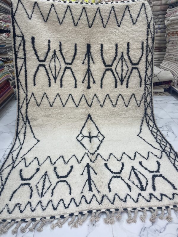 Tapis Beniouarain blanc motifs berbères noir.