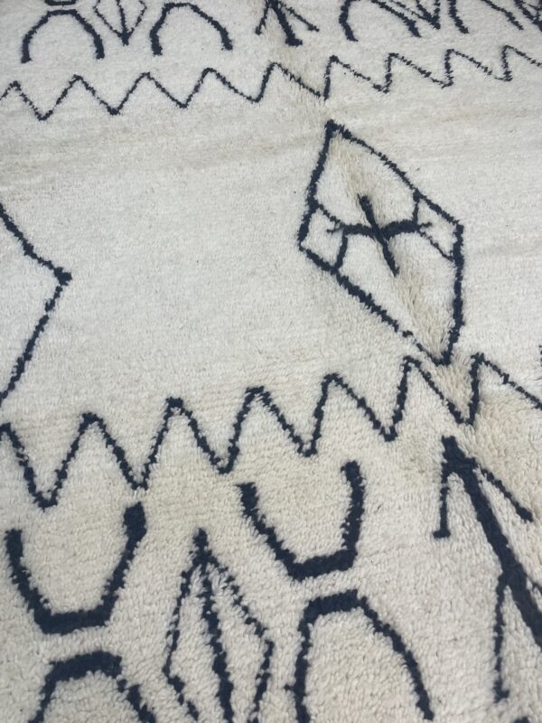 Tapis Beniouarain blanc motifs berbères noir.