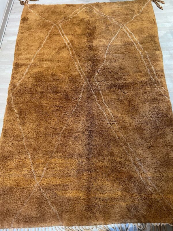 Tapis Mrirt couleur caramel, texture en laine artisanale, vue entière.