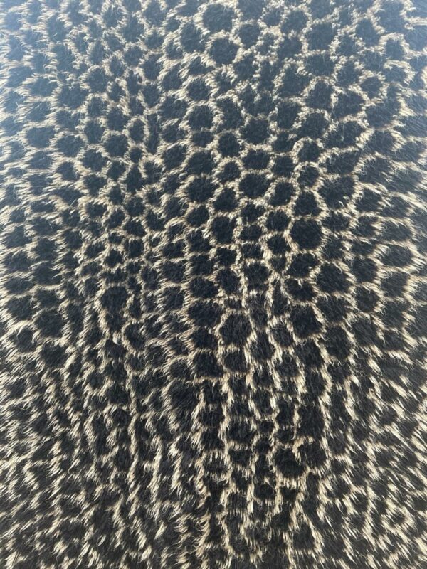Tapis Mrirt graphiques, motifs girafe écru sur fond noir.