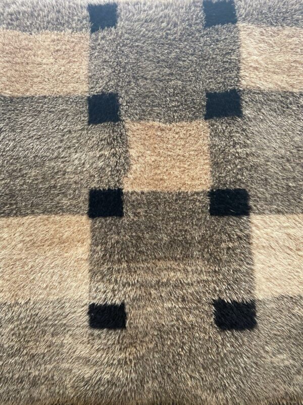 Tapis Mrirt "graphiques" trois couleurs de carreaux : noir écru et beige.