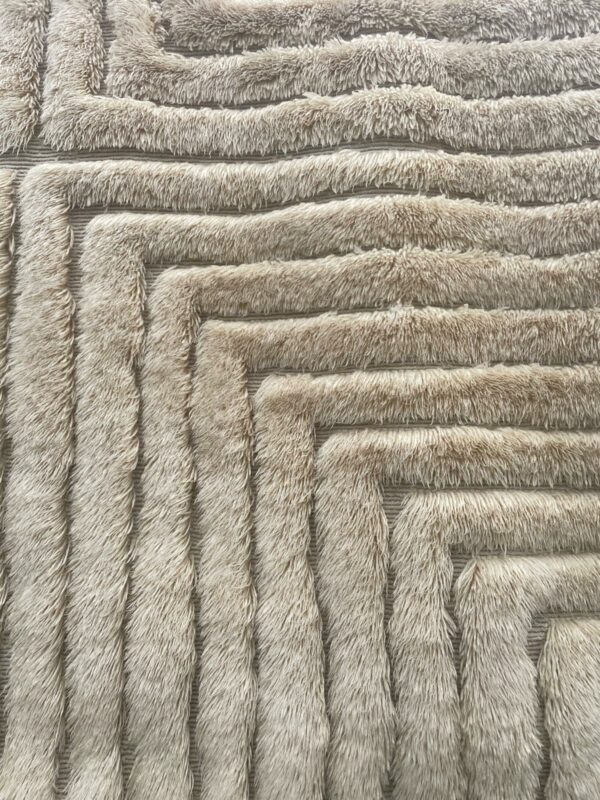 Photo d'un tapis Mrirt motifs graphiques.