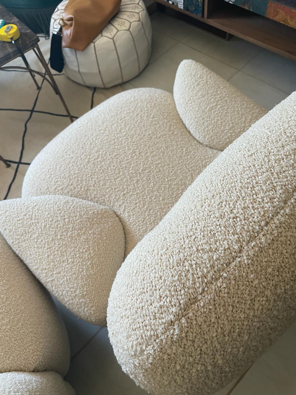 Fauteuil bouclette www.cely-zya.com Photo d'un fauteuil écru tissu bouclette.