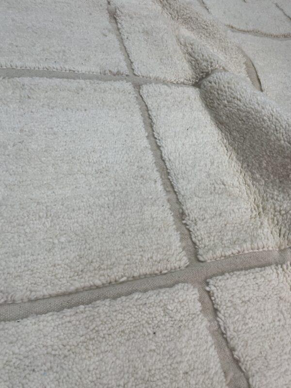 Photo d'un tapis Beni-Ouarain carreaux blanc.