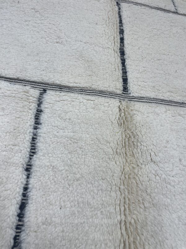 Photo d'un tapis Beni-Ouarain grand carreaux dans la trame.