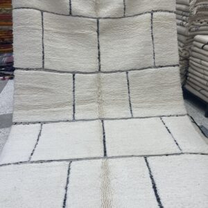 Photo d'un tapis Beni-Ouarain grand carreaux dans la trame.