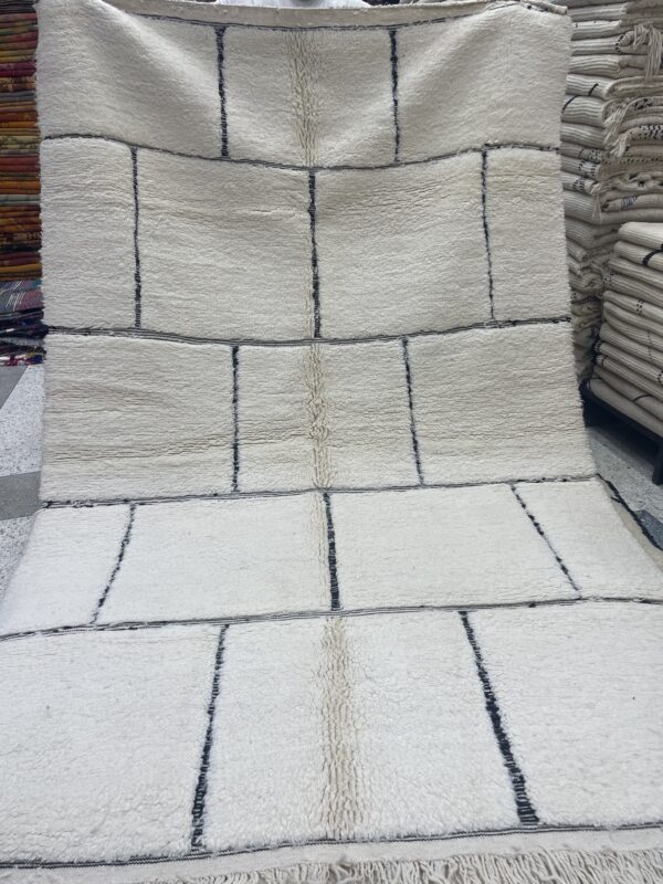 Photo d'un tapis Beni-Ouarain grand carreaux dans la trame.