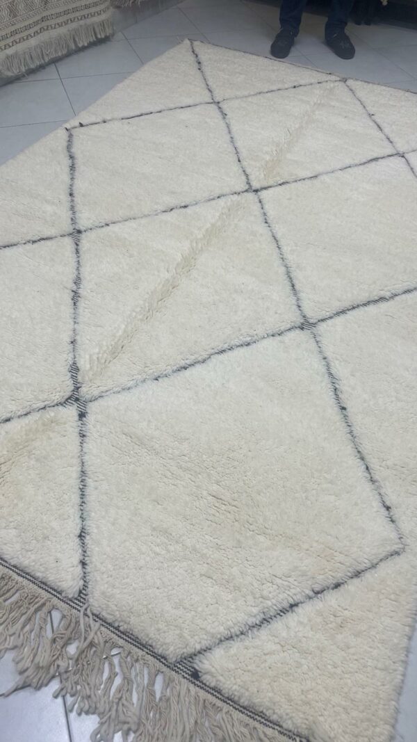 Tapis Beniouarain blanc et losagesnoirs dans la trame