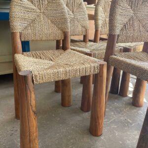 Photo d'une chaise en noyer et corde.